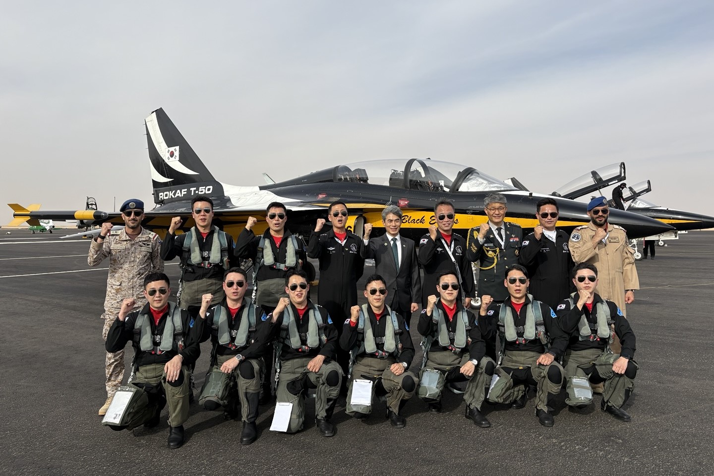 강신철 대사, 블랙이글스 특수비행전대 격려